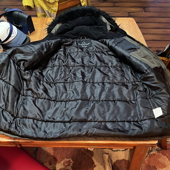 Mountain Ridge winter coat - Picture 6 of 8
